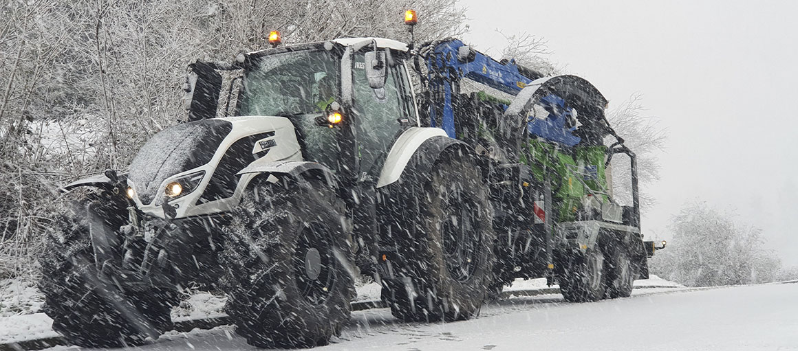 tractor en una nevada